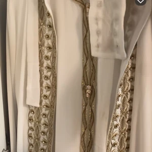 Kaftan klänning  - Kaftan klänning två delar en underklänning med en över kimono/kaftan på med bälten använt endast en gång i två timmar  Priset kan diskuteras vid snabb affär 