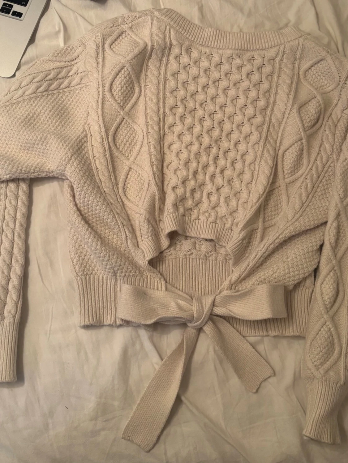 Beige kabelstickad croppad tröja - 1