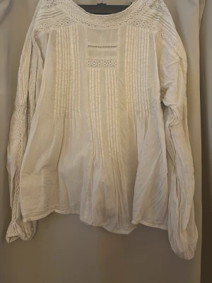 Vit boho-blus med spetsdetaljer - Vit blus med fina detaljer storlek S. Har använt den fåtal gånger då den va lite liten 🙂