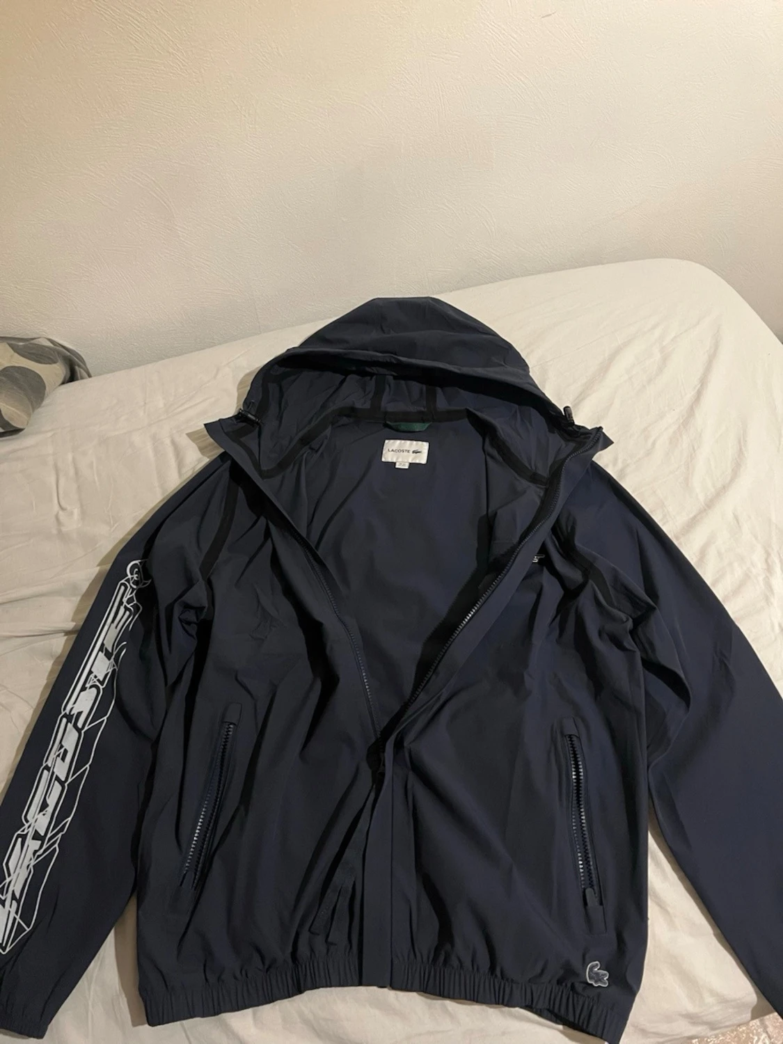 Mörklblå Lacoste vindjacka med huva - 1
