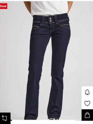 Mörkblå bootcut jeans med dubbla knappar - Snygga mörkblå bootcut jeans från Pepe jeans med dubbla knappar i midjan och kontrastsömmar. Passar någon som normalt sätt bär S