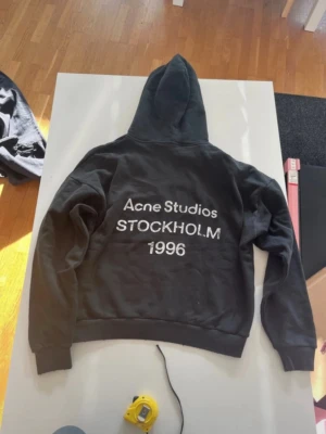 Acne Stuiods Hoodie  - Svart Acne Studios Hoodie i storlek S med måtten inkluderad i bilderna. Mycket bra kondition! Fråga vid frågor!