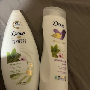 Dove Awakening duschkräm & bodylotion - Säljer ett set med Dove Awakening Nourishing Secrets duschkräm och Dove Body Love Awakening Care bodylotion. Båda har fräscha gröna och vita förpackningar med motiv av grönt te och sakurablomma. Perfekt för dig som vill ha en uppfriskande och återfuktande hudvårdsrutin.