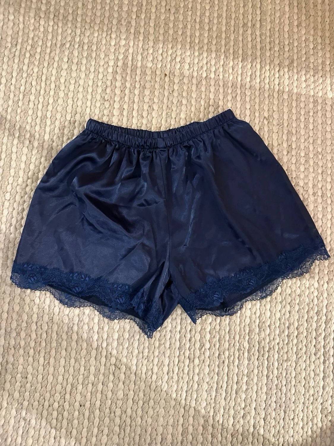 Mörkblå pyjamasshorts med spets