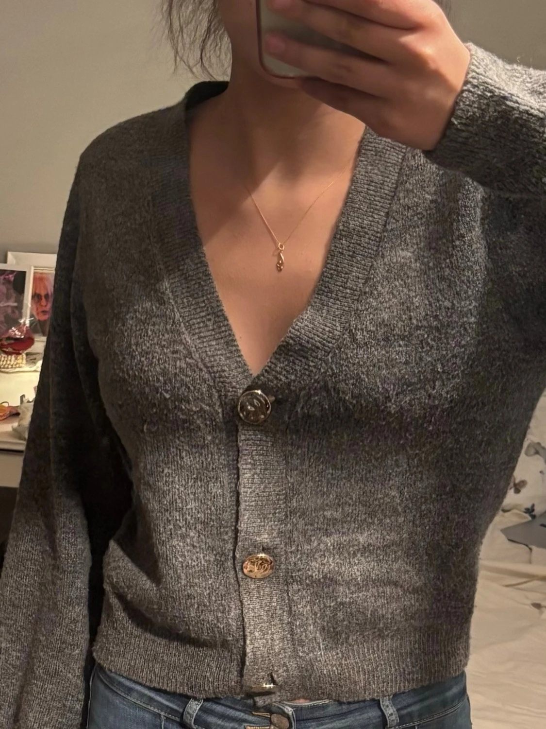 Grå kofta med guldknappar