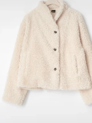 Krämvit teddyjacka från gina - Mysig teddyjacka i krämvit färg med knäppning och två sidofickor. Knappt andvänd så i nästan nyskick. Go