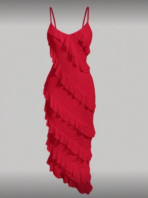 Röd volangklänning med smala band - Snygg röd klänning med smala axelband och volangdetaljer som går diagonalt över hela klänningen. Figurnära passform och asymmetrisk nederkant ger en trendig look. Perfekt för dig som vill sticka ut.