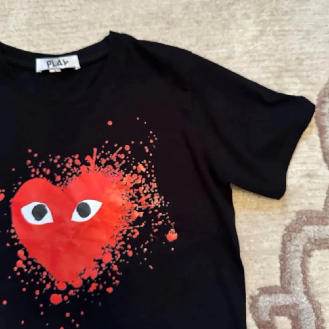 Svart Comme des Garçons PLAY t-shirt - 1
