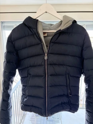 Colmar jacka  - Supernsygg vinterjacka från colmar! Size 46 motsvarar S. Funkar för både kille o tjej!  Modellen är  179 sitter bra något liten! Skick 8/10 begagnad men bra skick. Nypris ca 4000kr!  Självklart äkta! Hör av dig vid minsta fundering🤩
