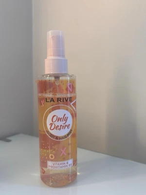 La Rive Only Desire Body & Hair Mist - Fräsch body & hair mist från La Rive i doften Only Desire. Kommer i en genomskinlig plastflaska. Innehåller vitamin E och provitamin B5 för extra vård till hud och hår.
