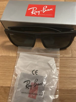 Svarta Ray-Ban solglasögon Wayfarer - Klassiska svarta Ray-Ban Wayfarer solglasögon med rektangulär form. Kommer med originalfodral, putsduk och box. Aldrig använd. Priset är inte fast i sten och kan diskuteras😁