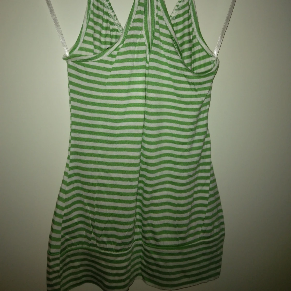 Randigt grön / vit linne / topp. Strlk: XS. Viskos. Helt NY & OANVÄND. - 2