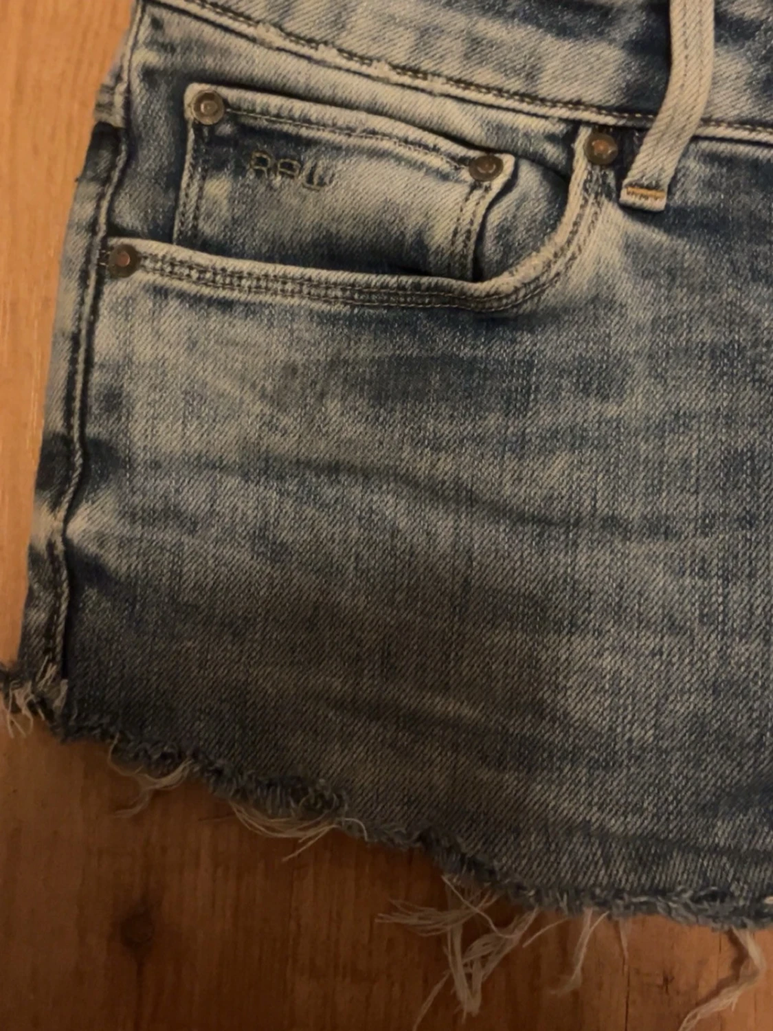 Blå lågmidjade jeansshorts med fransig kant - 1