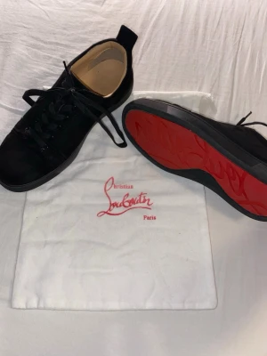 Svarta Louboutin sneakers med röd sula - Pris kan diskuteras 