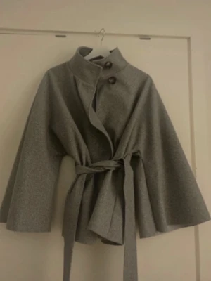 Poncho kappa - Jättefin men har för många jackor, okänt märke köpt på Vinted, står bara chica london🫶 rätt tunt material!