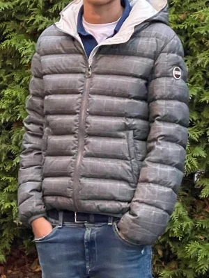 Colmar Jacka - Snygg Colmar jacka i storlek 12, dragkedjorna till fickorna är av men går att sättas på igen. Pris går att diskutera vid snabb affär.