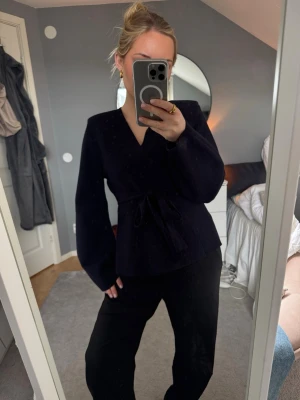 Kofta/blus från Zara - Mörkblå kofta med knytband i midjan och axelvaddar från Zara. Jättebra skick!