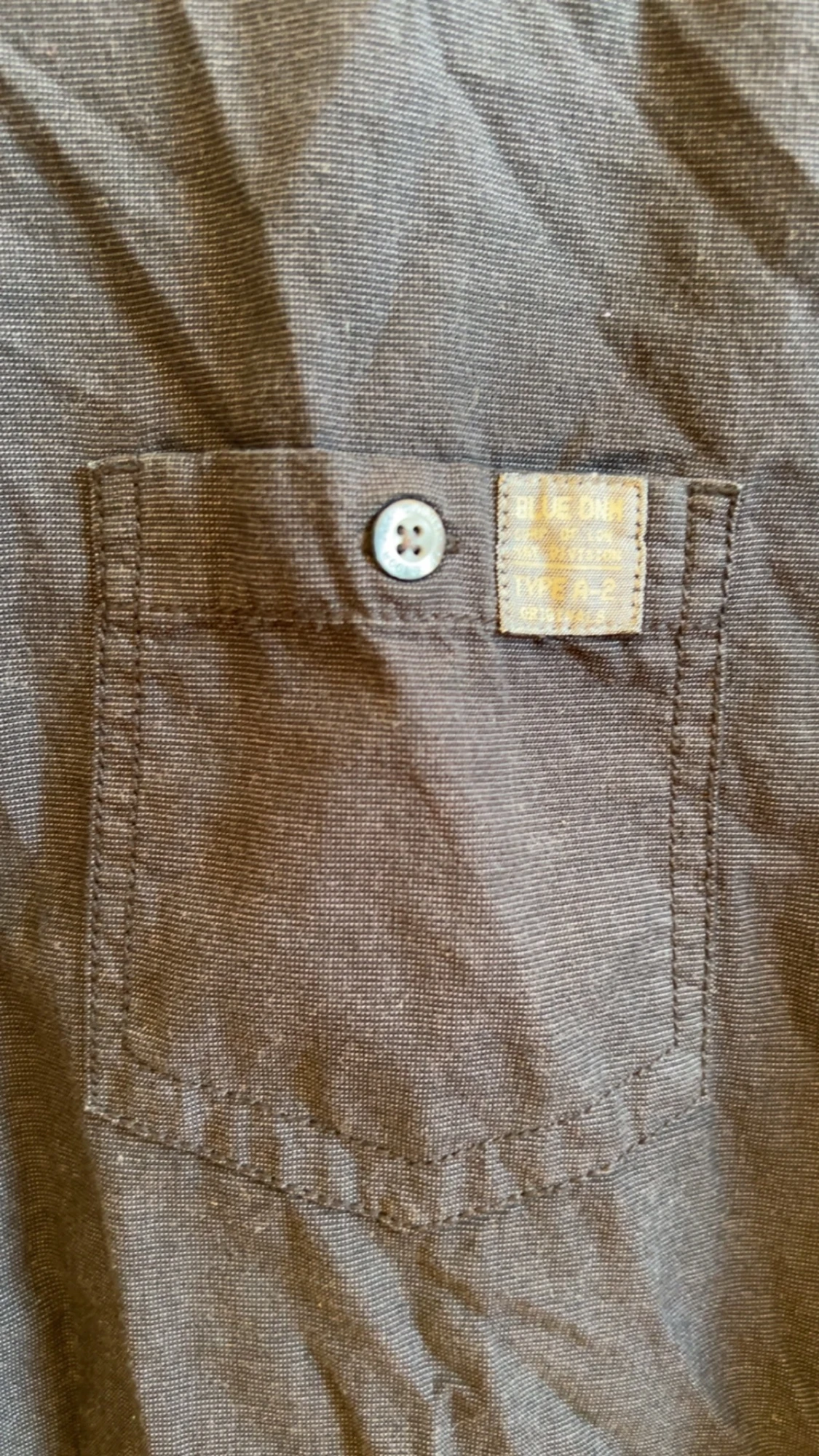 Mörkblå skjorta med knappar - 2