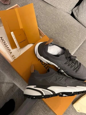  Louis Vuitton sneakers - Snygga grå sneakers från Louis Vuitton med vita och svarta detaljer. Pm för info!!