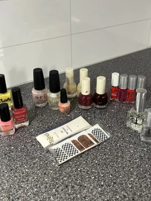 Stort paket nagellack mixade färger - Säljer ett stort paket nagellack i olika färger och märken, bland annat OPI, NOTE, Depend. Färgerna varierar från nude, rött, vinrött, gult, glitter och peach till transparent topplack. Inkluderar även nagelstickers med rutigt o leopard. Olika mycket använda/ mycket i/ olika kvalitet. 