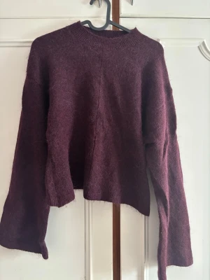 Gina tricot röd stickad tröja - Röd stickad tröja från gina 14+ storlek M, använd fåtal gånger💕