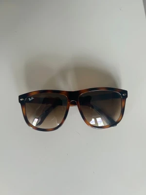 Rayban boyfriends - Säljer dessa helt nya glasögon, perfekta året runt. Hör av dig vid minsta fundering!☺️ fodral medföljer.