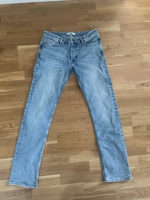 Neuw Lou Jeans 32:24 - Neuw Lou Jeans i storlek 32:24