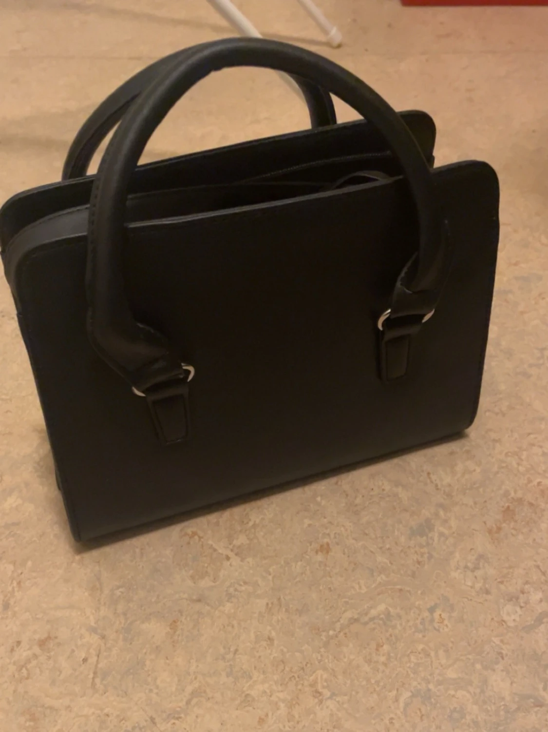 Svart stilren handväska i läderlook - 1