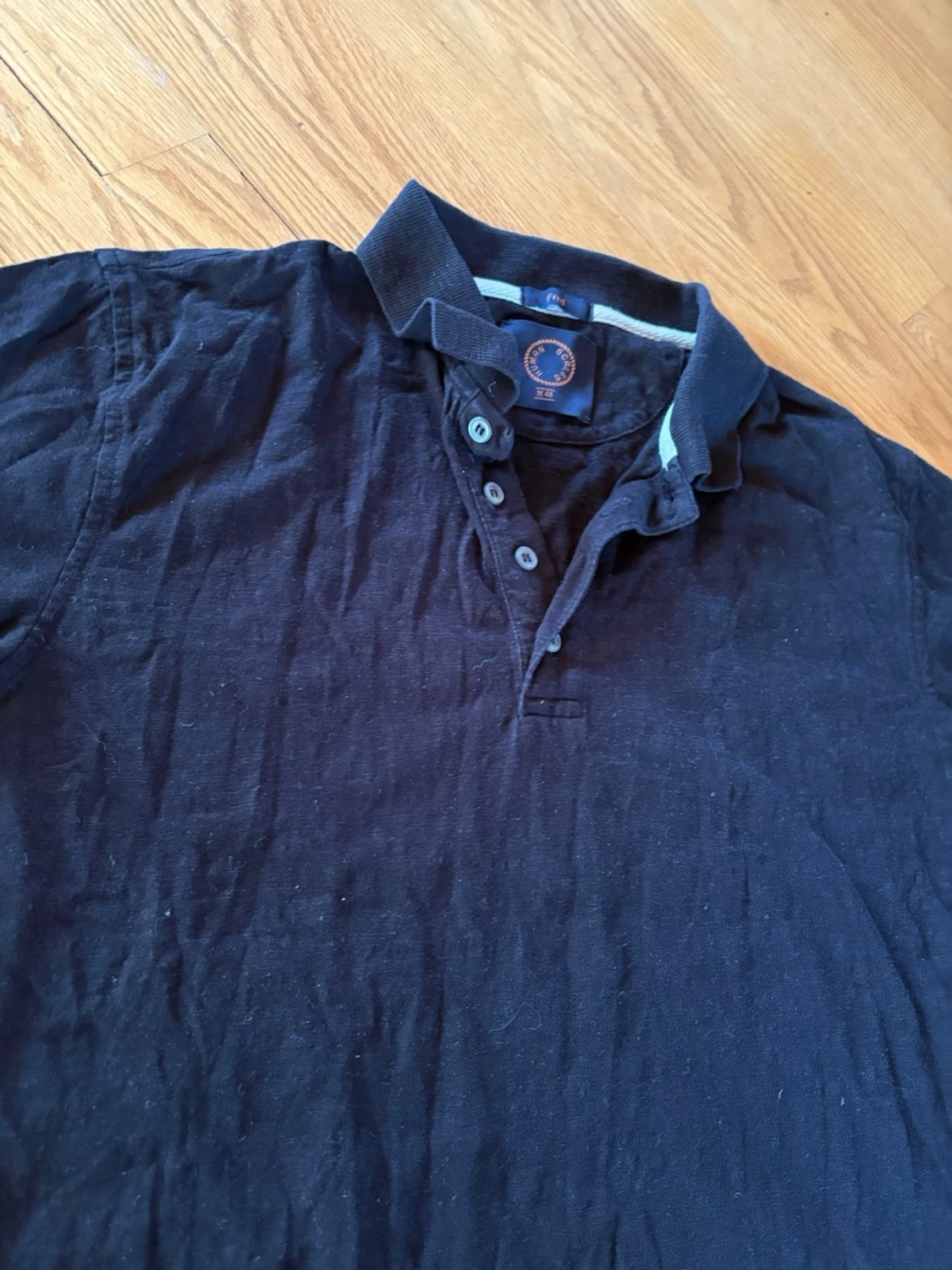 Svart pikétröja från Human Scales - 2