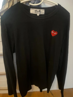 Svart långärmad topp Comme des Garçons - Svart långärmad tee från Comme des Garçons. Riktigt fint skick! Storlek L men sitter som S. 