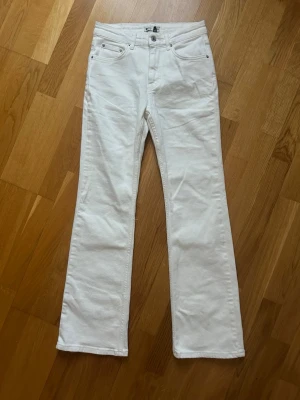 Vita bootcut jeans  - Säljer ett par snygga vita bootcut jeans från Gina Tricot. Perfekta för en clean och fräsch look nu till vår och sommar😍Har inga defekter som tyder på användning!