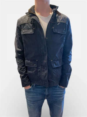 Massimo dutti fieldjacka - Säljer en marinblå fieldjacka från Massimo dutti. Det finns ingen storlekslapp i jackan men jag skulle uppskatta strl s. Skriv vid fler frågor.