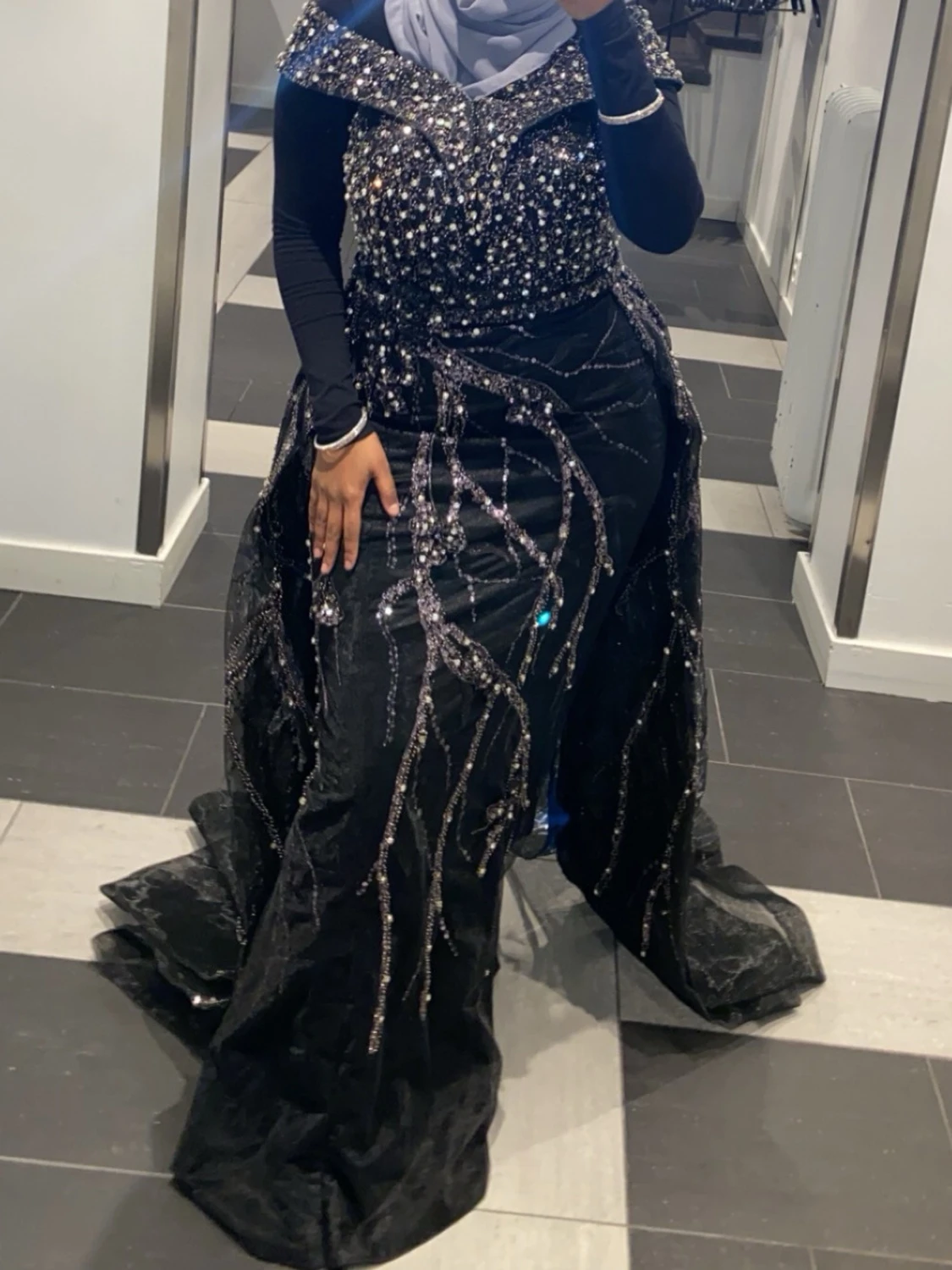 Svart glittrig långklänning