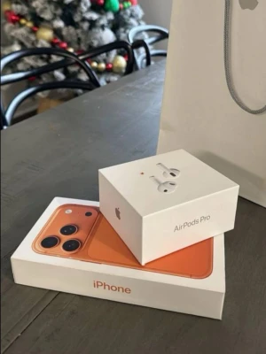 Iphone 17 pro max 512 GB - Säljer en snygg orange iPhone från Apple med tre kameror på baksidan. Telefonen har en stilren design med rundade hörn och glasbaksida. Perfekt för dig som gillar färg och vill ha en modern smartphone med grym kamera.