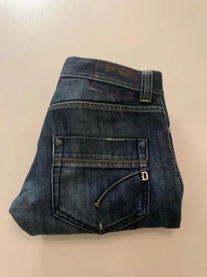 Dondup Jeans med slitningar  - Säljer mina oanvända Dondup jeans med feta slitningar. Perfekta för dig som gillar en modern och avslappnad stil. Hör av dig frågor och funderingar.