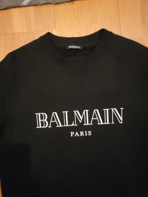 Svart sweatshirt från Balmain Paris - 100% orginal tröja från Balmain Paris i nyskick mest hängt I garderoben storlek M 