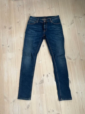Nudie Jeans i gott skick - Säljer ett par mörkblå Skinny Lin från Nudie Jeans i gott skick. Byxorna är för små för mig och det är därför jag säljer dem. Modell: Skinny Lin || Skick: 8/10 || Sorlek: W31/L32 ||Passform: Rak/tight || Nypris: 1600       Frågor och funderingar? Hör gärna av dig!