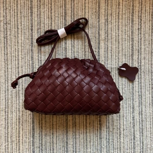 Flätad vinröd väska - Helt ny väska!