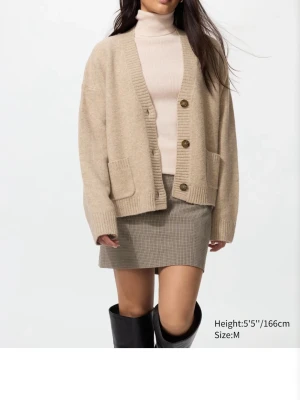 Kofta - Beige uniqlo kofta med bruna knappar