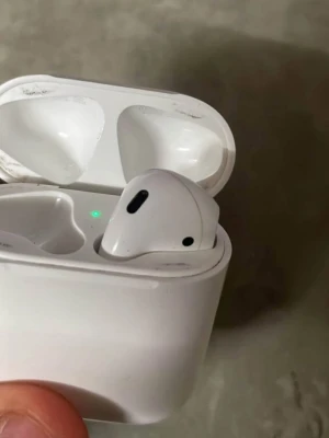 Till salu: Trådlösa hörlurar med laddningsetui - Till salu: Trådlösa hörlurar med laddningsetui  Säljer två stycken trådlösa hörlurar med laddningsfodral, i helt okej skick och fullt fungerande. Perfekt som extra-par eller för vardagsbruk. Fodralet och hörlurarna har lite yttre bruksspår men fungerar som de ska.  Pris: 	•	Två per styck  250 kr