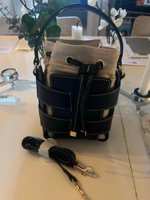 Hm väska  - En jättefin väska från HM som är helt ny. Axelband följer med