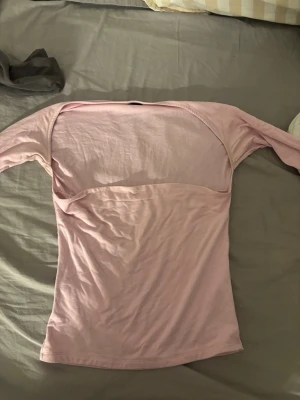 Ljusrosa offshoulder topp Gina Tricot - Topp från Gina där framsidan är som en tub top med armar som sitter ihop med tubtopen, perfekt till sommaren , använd väldigt lite