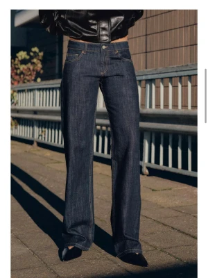 Lågmidjade jeans  - Mörkblåa lågmidjade jeans från Zara, helt nya med prislapp, endast testade. Nypris 400kr