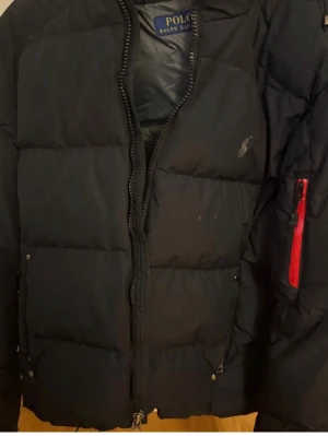 Svart pufferjacka från Polo Ralph Lauren - Äkta kvitto finns, köpt på Kungsbacka Ralph Lauren. Kan även autentisera via qr kod