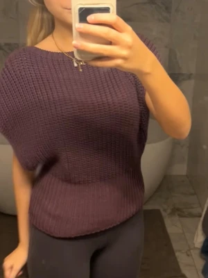 Virkad/stickad Zara tröja - Säljer en supersnygg virkad Zara tröja i en lila/röd färg💜 den är öppen vid armarna.