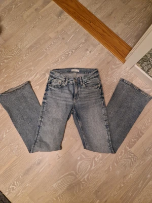 Ljusblåa jeans - Snygga Perfect Jeans från Gina Tricot i blå denim. Tajt upptill med lätt utsvängda ben (bootcut/flare). Storlek 34💙 Mycket bra skick, använda ental gånger 