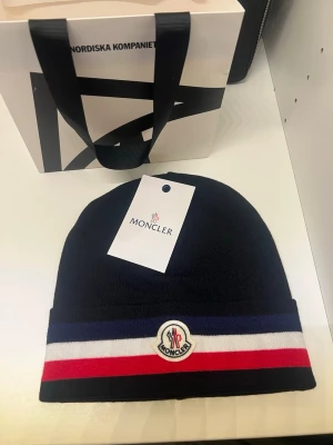 Monclr mössa -  Skick: Ny med prislapp Storlek:Onesize Färg:Svart Autentisk ✅  Postar inom 24h 📦 Snabb leverans 🚚  Finns att hämta i Stockholm📍