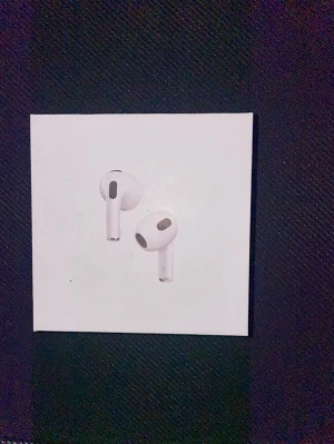 Apple AirPods Pro 2 trådlösa hörlurar - Säljer ett par vita Apple AirPods Pro 2 med laddningsetui och laddkabel. Hörlurarna har en stilren och modern design i plast och passar perfekt till både musik och samtal. Smidig anslutning till iPhone och andra Apple-enheter.