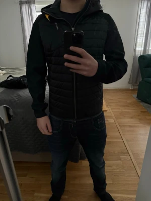 ÄKTA Parajumper jacka - En autentisk märkes jacka som är i ett underbart skick. Det har blivit använd i några månader men ser ut som den var köpt idag.