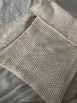 Off shoulder stickad tröja  - Säljer en off shoulder-tröja i cremevitt 💗Helt ny, aldrig använd och lappen är kvar💗 säljer då den är lite stor för mig